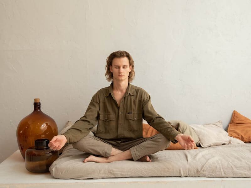 Mies meditoi patjalla