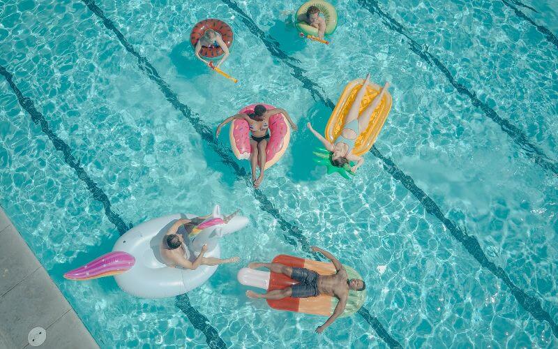 Altaassa uimapatjaiden kanssa