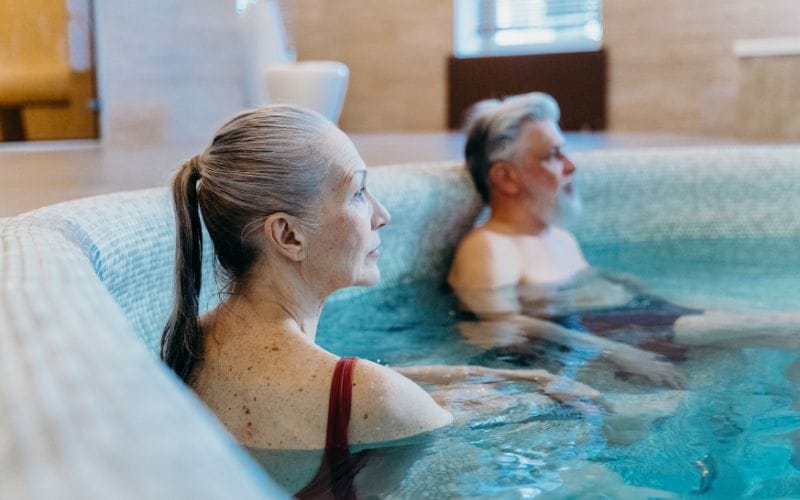 Seniorit kylpylässä