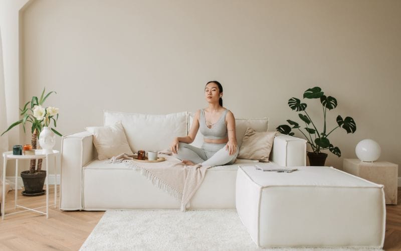 Mindfulness rauhoittuminen kotisohvalla