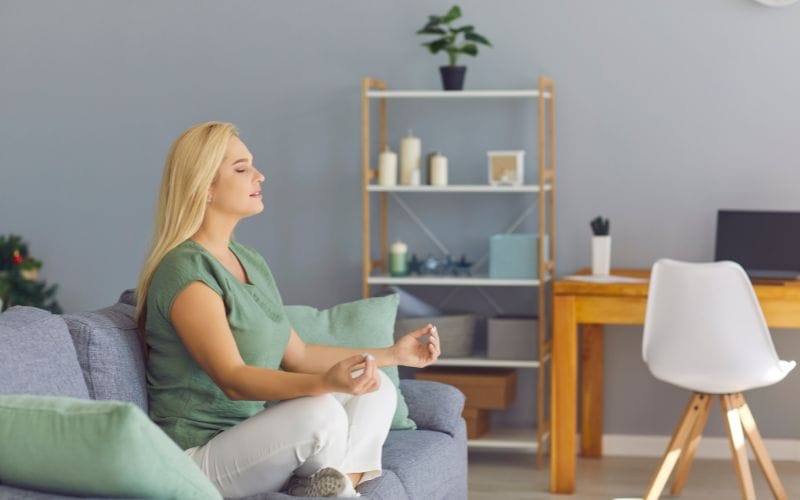 Rauhallinen meditointihetki sohvalla