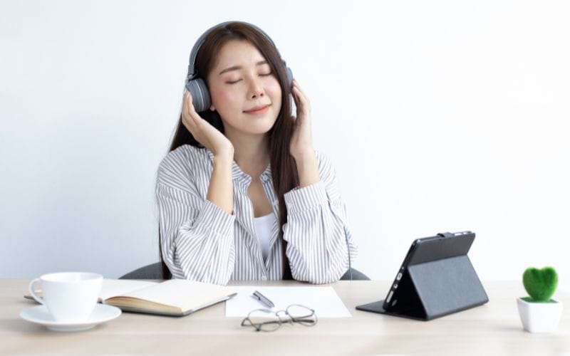 Työpäivän rentoutuminen musiikin kuuntelulla