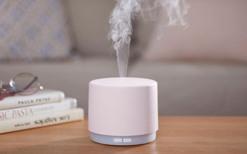 Aromaterapia diffuuseri olohuoneessa